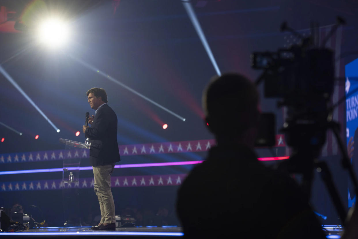 Tucker Carlson, presentador del programa “Tucker Carlson Tonight” en Fox News hablando durante el AmericaFest en el Centro de Convenciones de Phoenix, el 17 de diciembre de 2022 en Phoenix. (Rebecca Noble/The New York Times)
