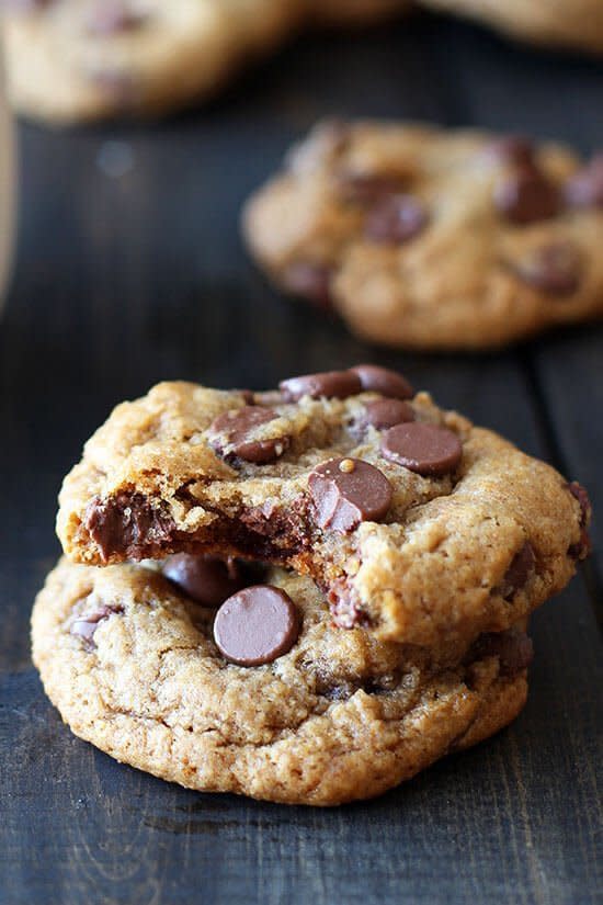 <strong>Get the <a href="http://www.handletheheat.com/chocolate-chip-graham-cracker-cookies/" target="_blank">Chocolate Chip Graham Cracker Cookies recipe</a> from Handle The Heat</strong>