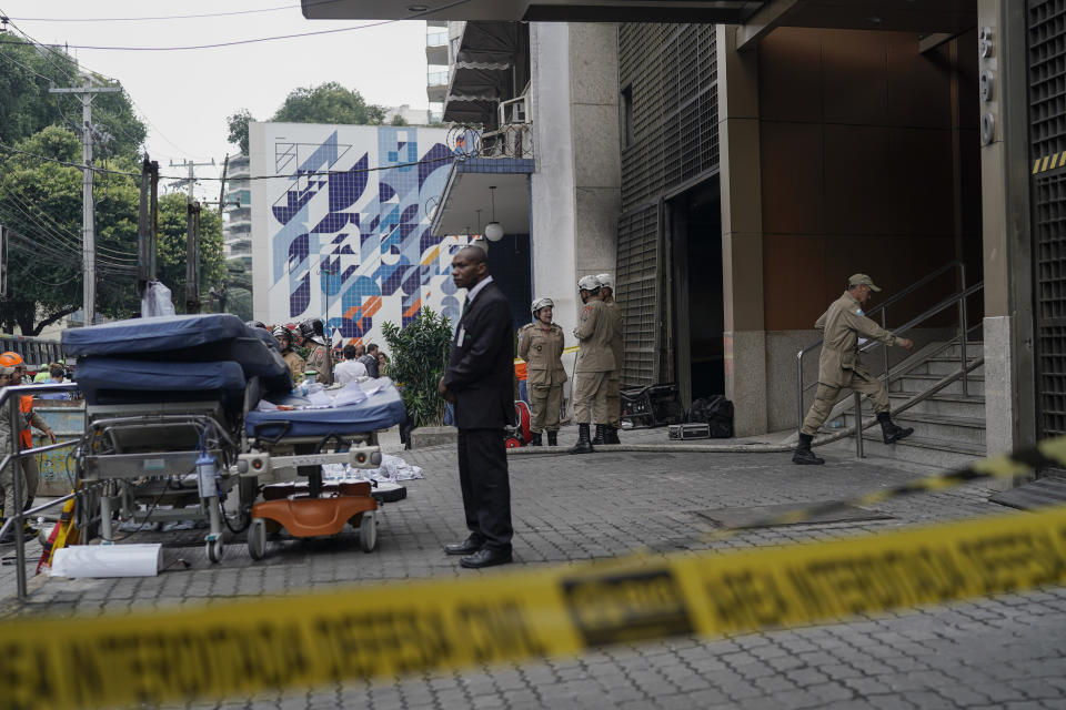 Un bombero entra al Hospital Badim, donde un incendio dejó por lo menos 11 personas muertas, en Río de Janeiro, el viernes 13 de septiembre de 2019. (AP Foto/Leo Correa)