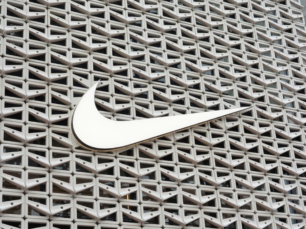 Nike sagt weiteren Umsatzrückgang vorher (JOE RAEDLE)