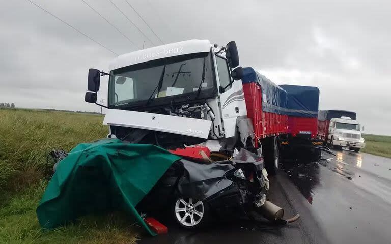 Así quedó el auto debajo del camión tras el impactante choque