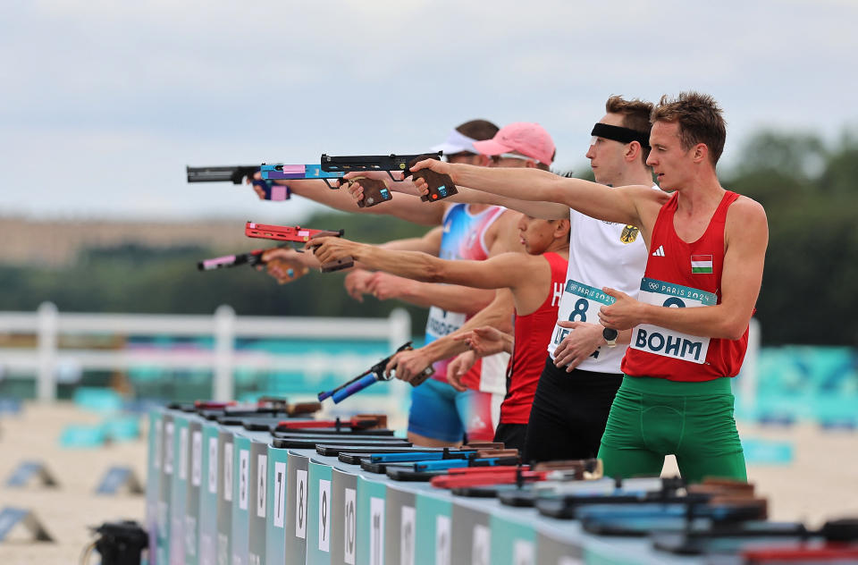 Olimpiade Paris 2024 - Pentathlon Modern - Lari Laser SF A Putra - Chateau de Versailles, Versailles, Prancis - 09 Agustus 2024. Fabian Liebig dari Jerman dan Csaba Bohm dari Hungaria beraksi. REUTERS/Zohra Bensemra