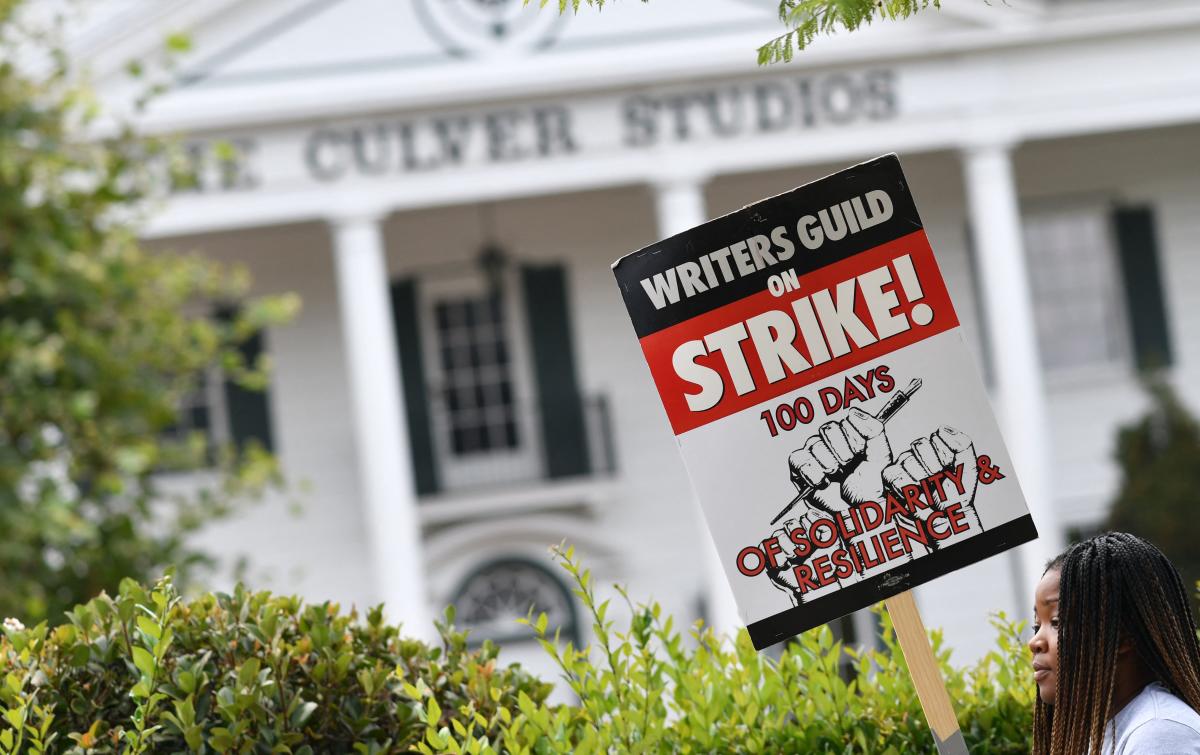 NFL, NBA, MLB, NHL & More Sports Unions Stand In Solidarity With WGA Strike  – Deadline