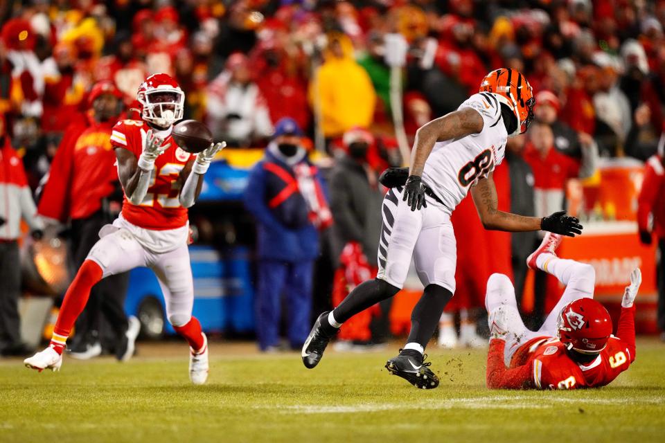 Kansas City Chiefs Joshua Williams catches a pass meant for Cincinnati Bengals Tee Higgins, right, during the 4th quarter of the AFC Championship at Arrowhead Stadium in Kansas City, Missouri Sunday January 29, 2023.

Ke Interception1