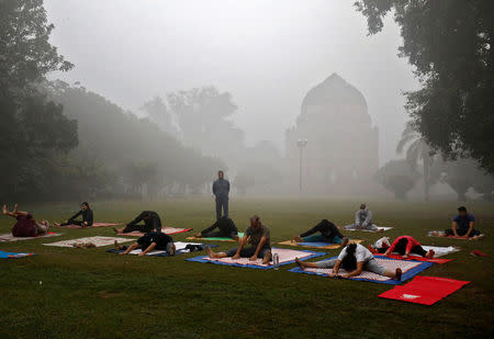 People exercise in a park on a smoggy morning in New Delhi, India, November 9, 2017. REUTERS/Saumya Khandelwal