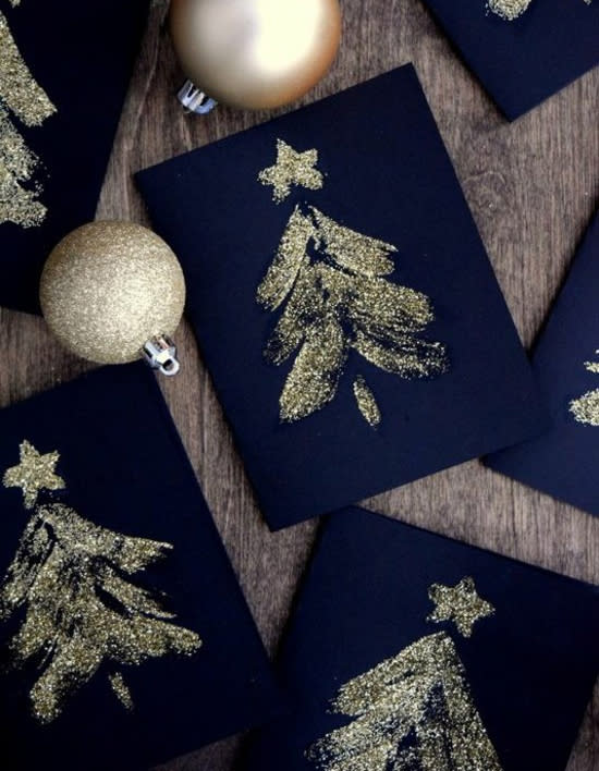 <p><b>Réalisez des cartes pour les fêtes</b> à paillettes en reproduisant les symboles de Noël comme le sapin. </p><br>