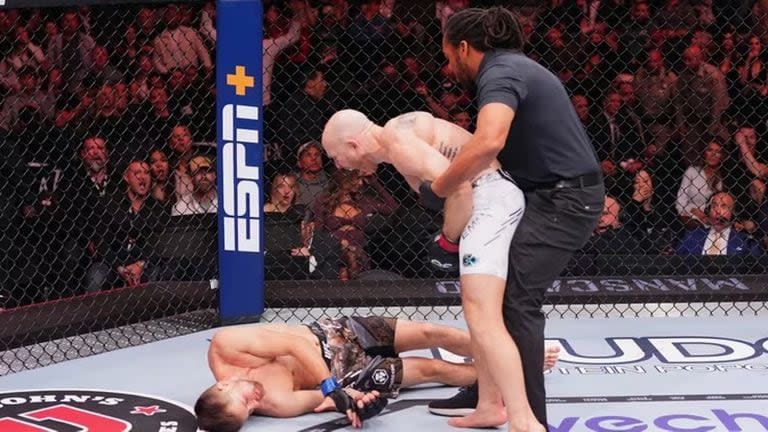 Josh Emmett conectó un brutal derechazo que dejó tendido a Bryce Mitchell