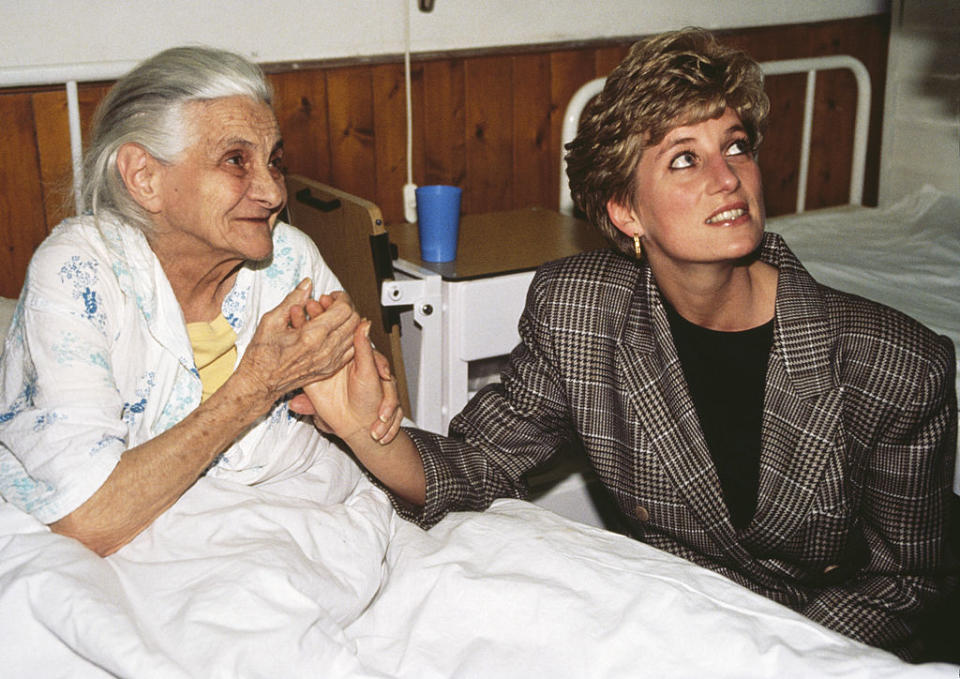 There’s a reason why Princess Diana, seen here at the Nagyatad refugee camp during an official tour of Hungary on March 24, 1992, didn’t wear gloves or hats. <em>(Photo by Tim Graham/Getty Images)</em>