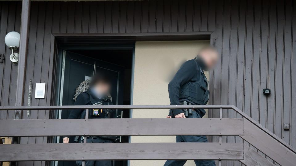 Zwei Polizisten verlassen die Wohnung, in dem ein sieben Monate alter Junge nach einem Biss des Familienhundes gestorben ist. Foto: Fabian Sommer