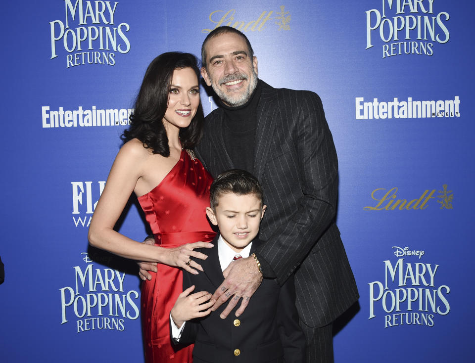 La actriz Hilarie Burton, izquierda, su hijo Augustus Morgan y su esposo, el actor Jeffrey Dean Morgan (AP)