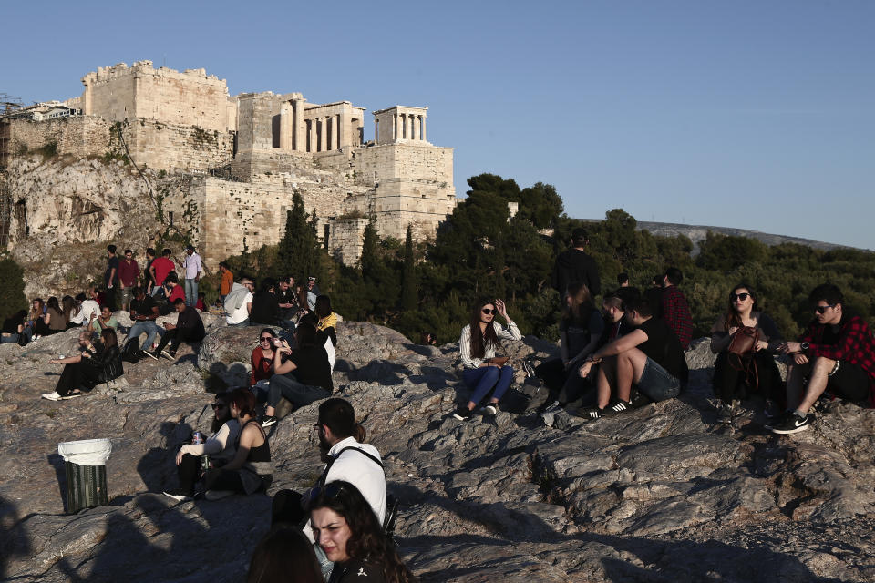 Vorsichtige Rückkehr zur Normalität: Junge Griechen auf dem Aeropagus Hügel mit Blick auf die Akropolis in Athen. (Bild: Panayotis Tzamaros/NurPhoto via Getty Images)