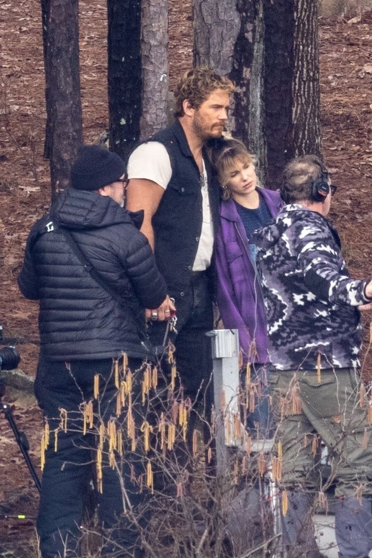 Chris Pratt y Millie Bobby Brown comparten una escena en el set de The Electric State durante el rodaje realizado en Atlanta