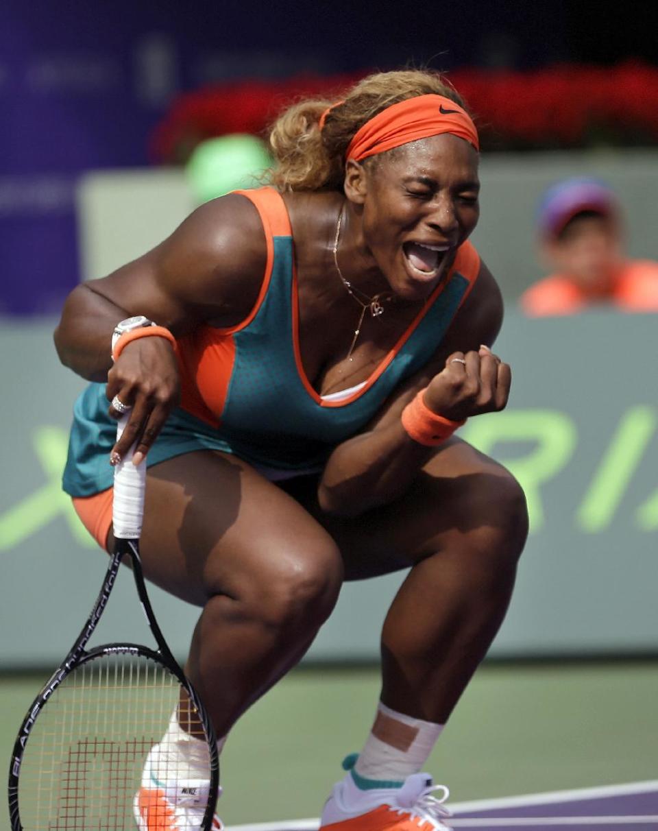 La estadounidense Serena Williams festeja un punto contra Caroline Garcia en el Masters de Miami el sábado, 22 de marzo de 2014, en Key Biscayne, Florida. (AP Photo/Alan Diaz)