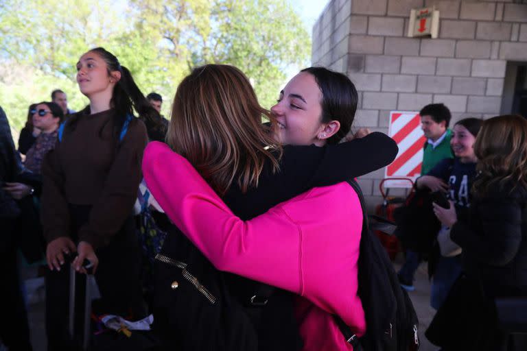 Alivio en el reencuentro de los argentinos con su familia, esta mañana en Ezeiza