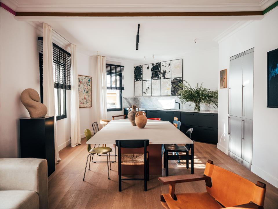 The kitchen’s clean lines and seamless design juxtapose against the furniture’s eclecticism to create a sophistication infused with personality. Juan’s oversized dining table serves as a meeting and presentation space for his John Brown team.