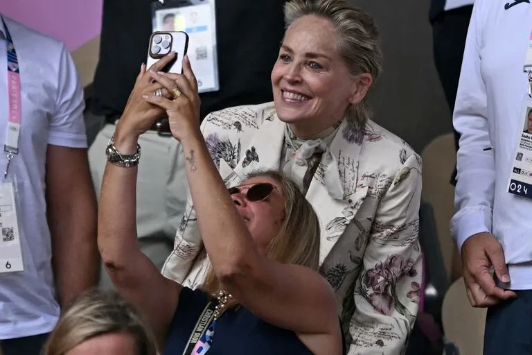 Sharon Stone eligió el tenis como uno de los espectáculos deportivos a presenciar durante los Juegos Olímpicos 2024 de París, y, por supuesto, no se perdió la súper final que animaron Carlos Alcaraz y Novak Djokovic en la que el serbio se quedó con la medalla de oro. Con un estilo inigualable y mucha simpatía, posó divertida para las cámaras de sus admiradores