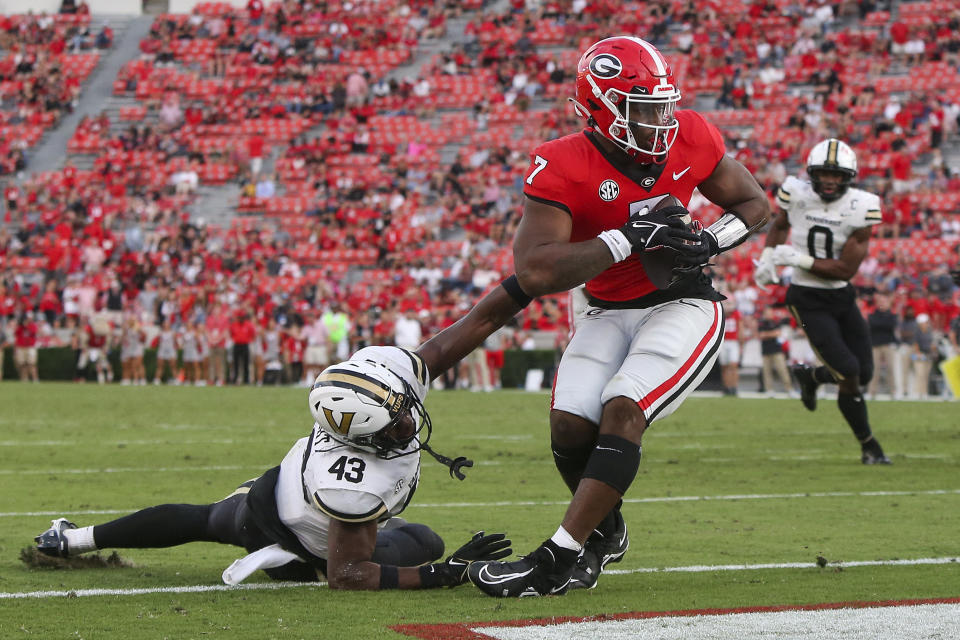 Georgia tight end Arik Gilbert (7) scores a touchdown past Vanderbilt linebacker De'Rickey Wright (43) in the second half of an NCAA college football game Saturday, Oct. 15, 2022, in Athens, Ga. (AP Photo/Brett Davis)