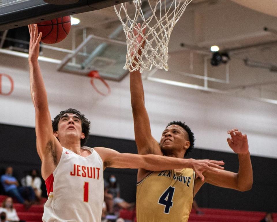 Isa Silva, de Jesuit Marauders, recibe una falta de Damar Stewart, de Elk Grove Thundering Herd, en el Jesuit High School de Carmichael en 2021.