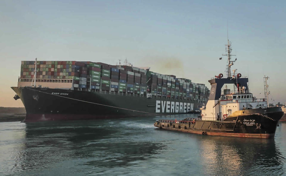 En esta foto de la Autoridad del Canal de Suez, se ve el buque Ever Given remolcado por otro barco, en el Canal de Suez, Egipto, el 29 de marzo de 2021. (Suez Canal Authority via AP)