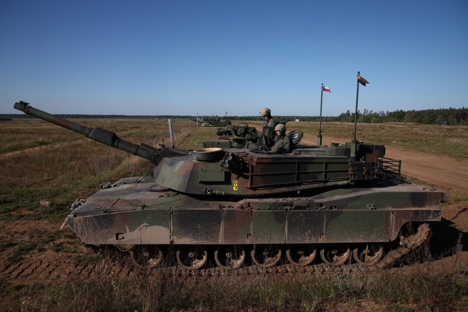 Polnische Soldaten sitzen auf dem Abrams M1A1 FEP-Panzer während Probeübungen vor der jährlichen Artillerieshow „Autumn Fire 23“ auf einem Militärgelände in Bemowo Piskie in der Nähe von Orzysz, Polen, am 16. September 2023. REUTERS/Kacper Pempel