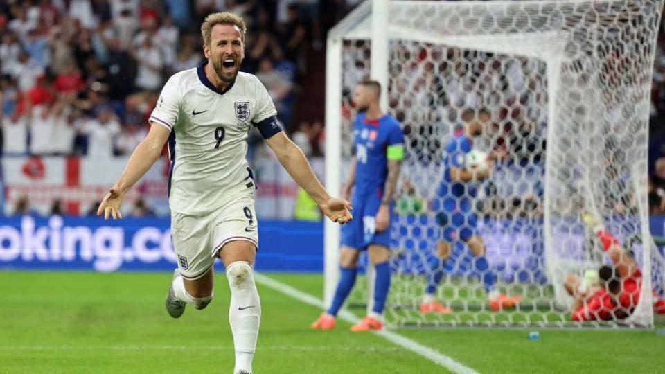  Harry Kane celebrates after scoring Euro 2024 winner against Slovakia. 