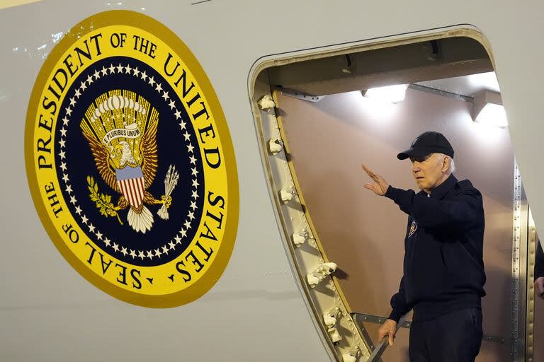 El presidente Joe Biden baja las escaleras del Air Force One en la Base de la Fuerza Aérea Dover en Delaware, el 17 de julio (AP Photo/Susan Walsh)