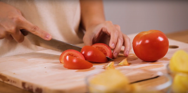 Cut the tomatoes into wedges of eight