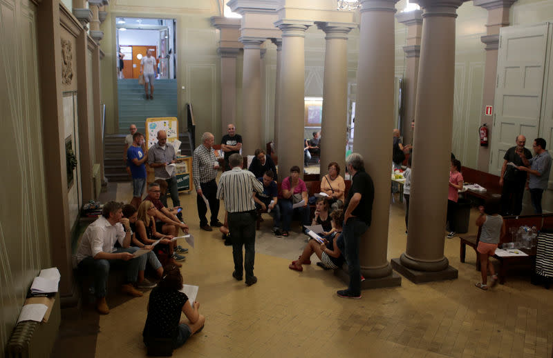 Des personnes chantent à l'intérieur du lycée occupé de Miquel Tarradell à Barcelone, l'un des bureaux de vote désignés. Au total, dit-on de source autorisée à Madrid, une grosse centaine d'établissements scolaires sont occupés par des activistes et des familles et la police est intervenue dans 1.300 des 2.315 écoles concernées. /Photo prise le 30 septembre 2017/REUTERS/Enrique Calvo