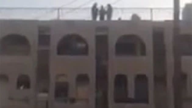 Three men can be standing on top of a building in Raqqah before one is thrown to his death. Photo: Expressen TV