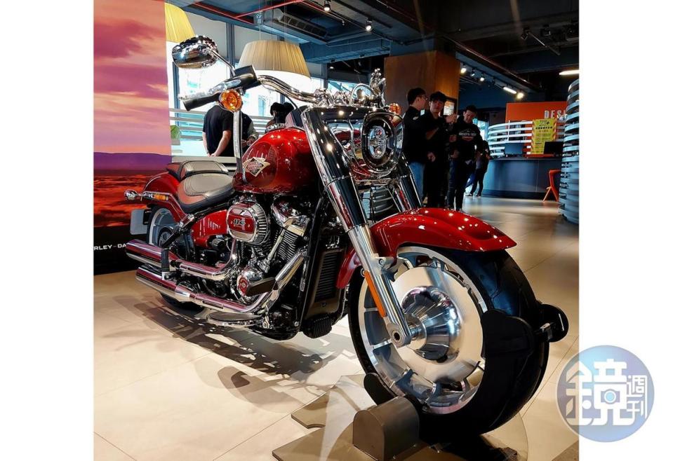 在每個120週年紀念車款上，都能完整體現Harley-Davidson精湛的工藝和設計，外觀烤漆以傳家紀念紅(Heirloom Red)作為主體顏色，同時在面板上勾勒鮮豔的紅色細紋，並混搭較深的暗夜緋紅(Midnight Crimson)色調。