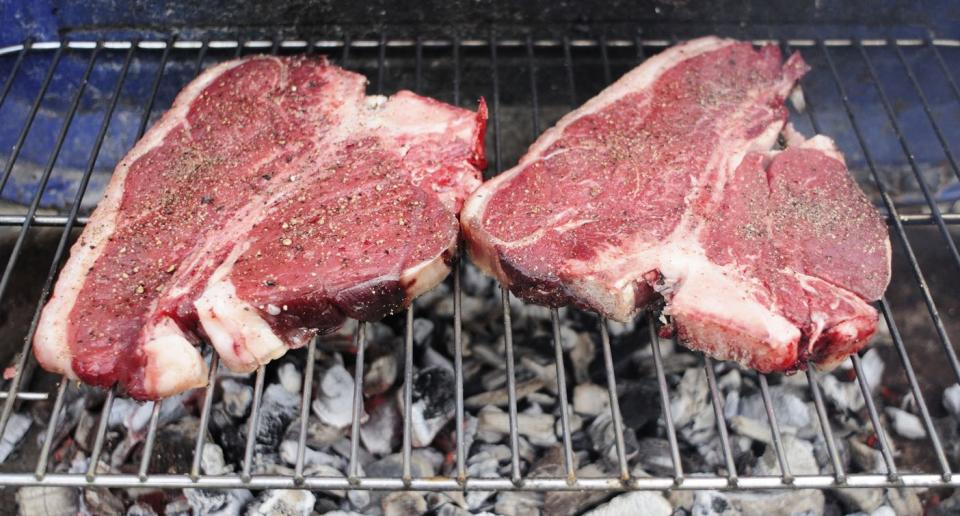 Una de las claves para consumir carne roja de forma segura es <strong>evitar cocinarla mucho o a la barbacoa.</strong> (Foto: Getty)