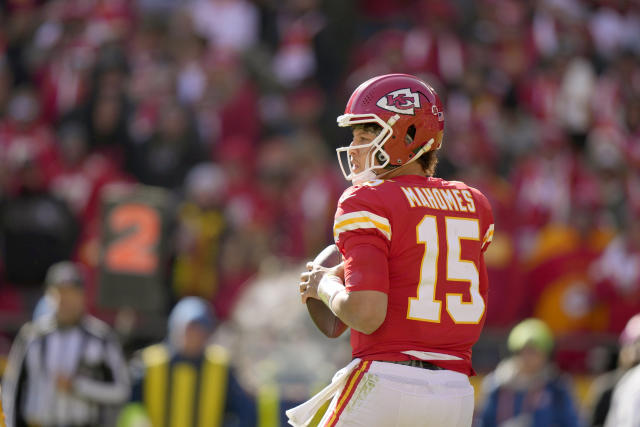 Mahomes throws TD pass; Chiefs roll past Cardinals 38-10 - The Iola Register