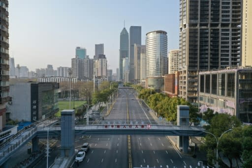 Una avenida semidesierta de la ciudad china de Wuhan el 10 de marzo de 2020 (AFP | .)