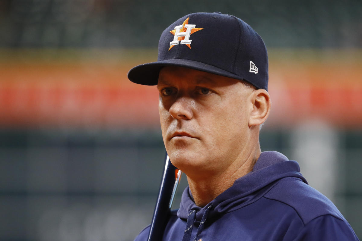 Astros manager A.J. Hinch jokingly dons 'Coach' on jersey