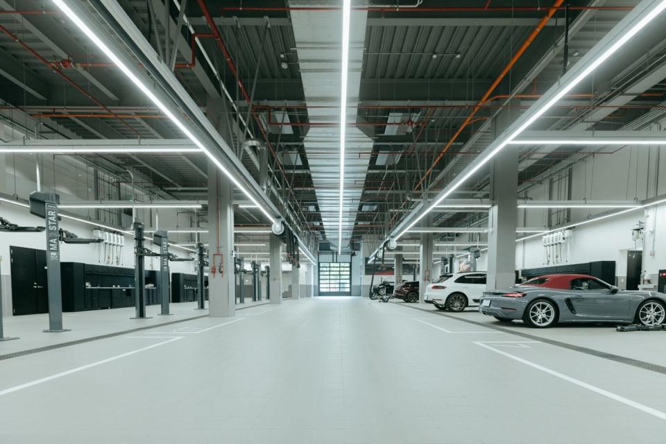 Porsche Platz寬大的玻璃帷幕讓維修區一覽無遺，車主能隨時看到愛車維修的過程。