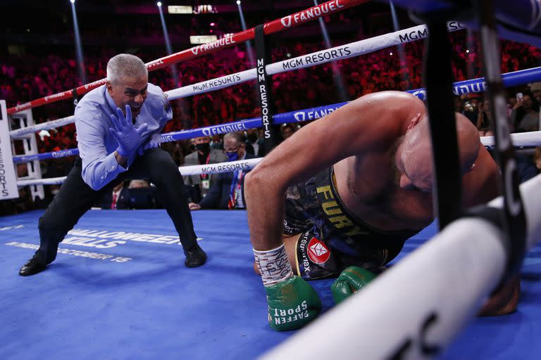 El referí Russell Mora le da la cuenta de protección a Tyson Fury en el cuarto round; el británico sufrió ante Wilder