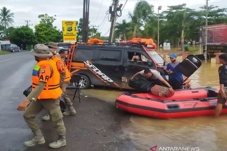 Tim SAR Satuan Brimob Polda Kalsel terjun membantu evakuasi benda penting di Mapolsek Mataraman yang terendam banjir. (ANTARA/Firman)