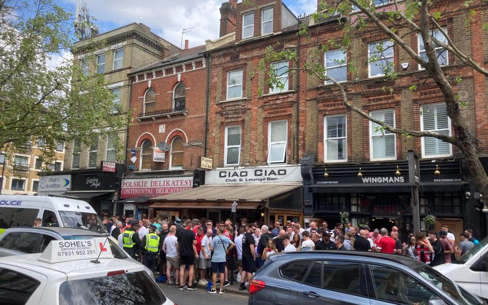United fans pack the pavements in north London