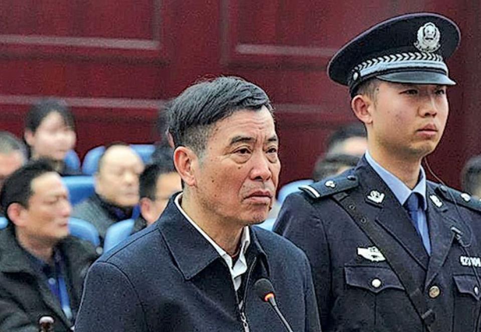 大陸足協前主席陳戌源（圖左）收賄一案被判無期徒刑，沒收所有家產，並查抄犯罪所得。
