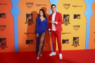 La pareja que acaparó toda la atención mediática de los MTV EMA 2019 fue la formada por Georgina Rodríguez y Cristiano Ronaldo. El futbolista acertó con un estilismo deportivo, pero no podemos decir lo mismo del vestido de Jacquemus que estrenó ella. (Foto: Joel C Ryan / AP)