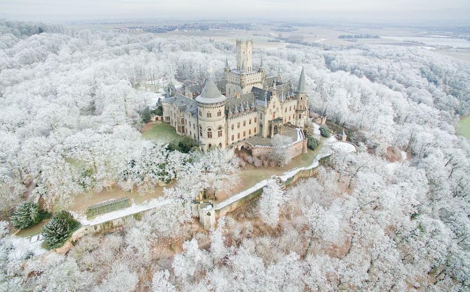 Il castello fu costruito tra il 1858 e il 1867 dall’architetto Conrad Wilhelm Hase come regalo di compleanno dal re Giorgio V di Hannover alla moglie, Maria di Sassonia-Altenburg. (Credits – Getty Images)