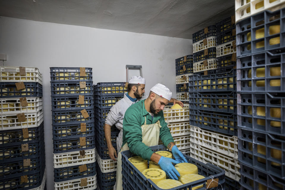 La vida laboral de los españoles dura <strong>35,3 años</strong>, según un informe de Eurostat, algo por debajo de la media de la Unión Europea, que es de 35,9. (Foto: Bernat Armangue / AP).