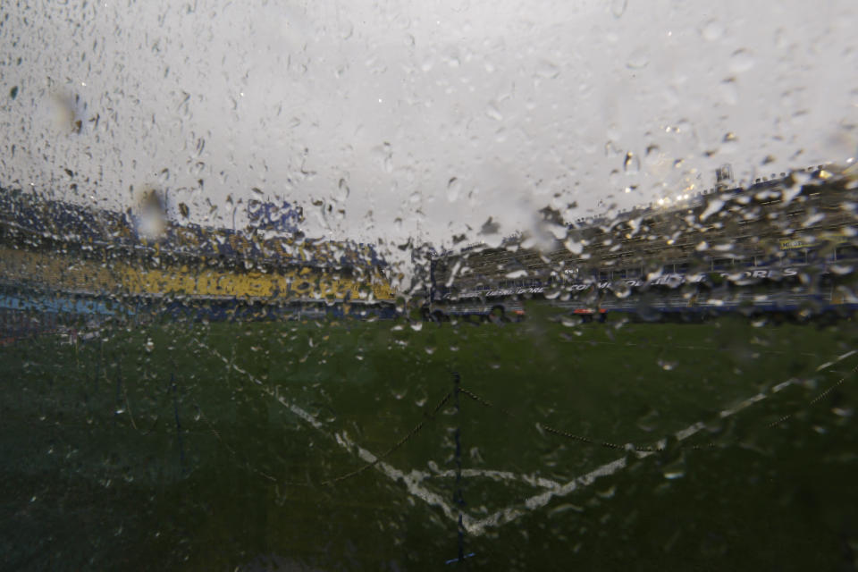 La cancha del estadio la Bombonera de Buenos Aires, el sábado 10 de noviembre de 2018. El partido de ida de la final de la Copa Libertadores entre Boca Juniors y River Plate fue pospuesto por la lluvia. (AP Foto/Natacha Pisarenko)