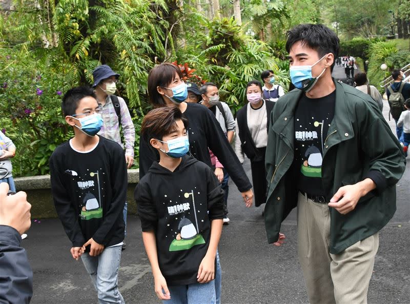 是元介帶《嗨！神獸》片中童星白潤音、林祐銓、陳京甫到臺北市立動物園校外教學。（圖／甲上娛樂提供）