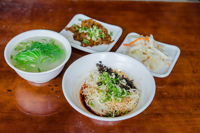 【台北捷運美食】【龍山寺站美食】宜賓燃麵