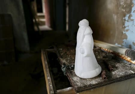 A New Year decoration is seen in a house which was evacuated after an explosion at the Chernobyl nuclear power plant, in the ghost town of Pripyat, Ukraine April 18, 2016. REUTERS/Gleb Garanich