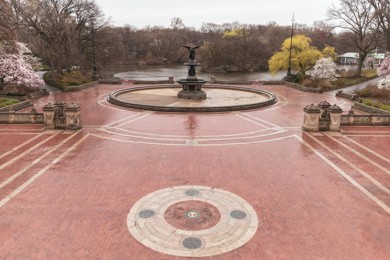 La plaza de la fuente de Bethesda en Central Park en Manhattan, vacía durante la pandemia de coronavirus, 28 de marzo de 2020. (Jeenah Moon/The New York Times)