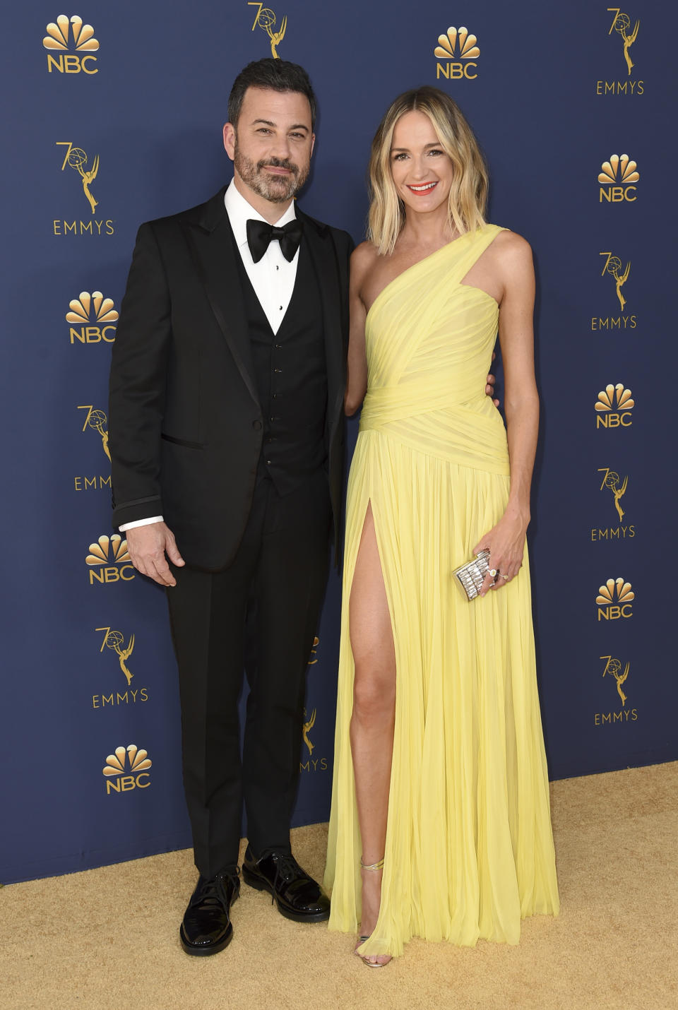 Jimmy Kimmel, izquierda, y Molly McNearney llegan a la 70a entrega de los Emmy el lunes 17 de septiembre de 2018, en el Microsoft Theater en Los Angeles. (Foto Richard Shotwell/Invision/AP)