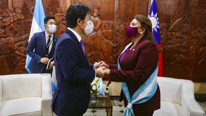 宏都拉斯總統卡蕬楚發表聲明，指示外交部長處理與中國建交事宜。（圖／翻攝自卡蕬楚推特）