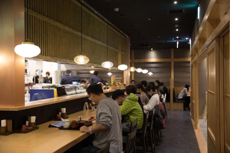 餐廳用餐區規劃有開放區、隱密包廂及吧檯區，一個人用餐不寂寞。